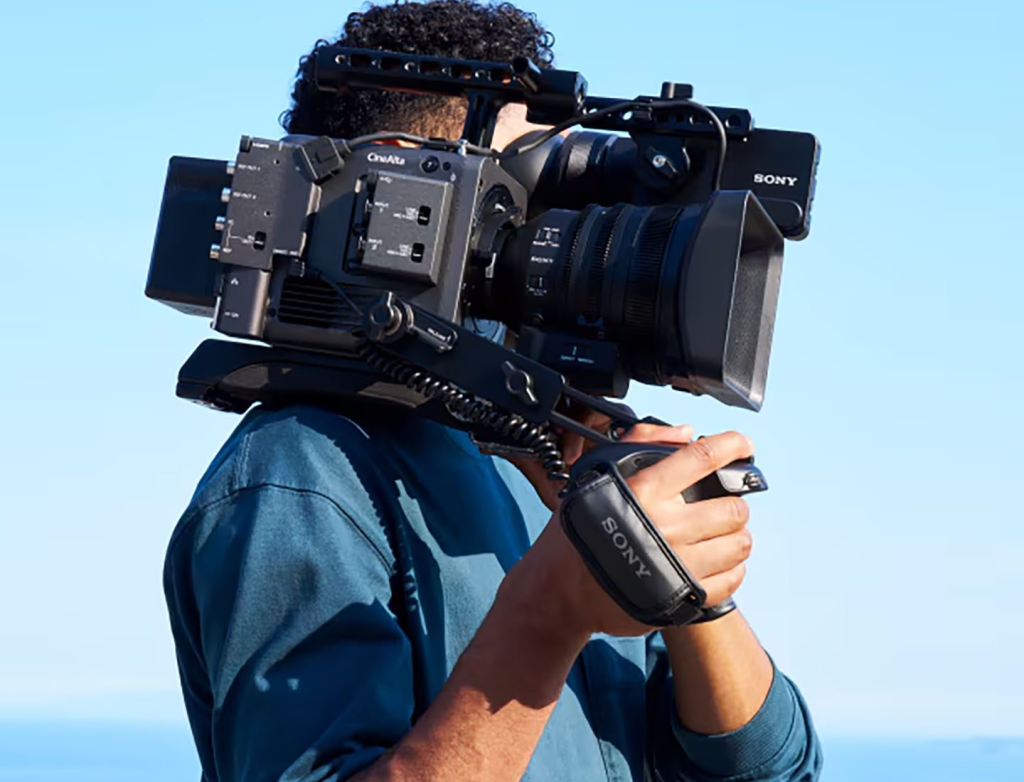 Las cámaras Sony han ganado popularidad entre fotógrafos y videógrafos por su innovación, calidad y versatilidad. Sin embargo, como cualquier tecnología, tienen puntos fuertes y débiles que es importante conocer antes de invertir en ellas. En este artículo, exploraremos las ventajas y desventajas más relevantes de las cámaras Sony, para que tomes decisiones informadas y potencies tu creatividad. Ventajas destacadas de las cámaras Sony Una de las principales ventajas de las cámaras Sony es su excelente calidad de imagen. Gracias a sus sensores avanzados, como los Exmor R y Exmor RS, estas cámaras capturan detalles nítidos, colores precisos y un rango dinámico impresionante. Esto las convierte en una opción ideal para producciones profesionales y contenido digital de alto nivel. Otra ventaja de las cámaras Sony es su enfoque automático rápido y preciso. La tecnología Eye AF, por ejemplo, permite seguir el movimiento de los ojos en tiempo real, lo que es perfecto para retratos y grabaciones con sujetos en movimiento. Además, muchas cámaras Sony ofrecen grabación en 4K y hasta 120 fps, lo que abre posibilidades creativas para slow motion y contenido cinematográfico. La portabilidad también es un punto fuerte. Las cámaras sin espejo Sony, como la serie Alpha, son compactas pero potentes, lo que facilita su uso en exteriores, viajes o grabaciones espontáneas. Su conectividad Wi-Fi y Bluetooth permite transferir archivos rápidamente y controlar la cámara desde el smartphone. Desventajas que debes considerar de las cámaras Sony Aunque las cámaras Sony ofrecen muchas ventajas, también presentan algunas desventajas que pueden afectar la experiencia del usuario. Una de las más comunes es la duración limitada de la batería. Al ser cámaras potentes y compactas, el consumo energético es alto, lo que obliga a llevar baterías extra en sesiones largas. Otra desventaja de las cámaras Sony es su menú de configuración, que muchos usuarios consideran poco intuitivo. La gran cantidad de opciones puede resultar abrumadora para principiantes, y encontrar funciones específicas puede tomar tiempo. Aunque Sony ha mejorado este aspecto en modelos recientes, sigue siendo un punto a mejorar. El precio también puede ser una barrera. Las cámaras Sony de gama alta tienen costos elevados, especialmente si se suman lentes y accesorios. Esto puede limitar su acceso a creadores emergentes o aficionados. Además, algunos modelos presentan sobrecalentamiento al grabar en 4K durante largos periodos, lo que puede interrumpir la producción. ¿Para quién son ideales las cámaras Sony? Las cámaras Sony son ideales para profesionales que buscan calidad, velocidad y versatilidad. También son una excelente opción para creadores de contenido que necesitan equipos compactos pero potentes. Sin embargo, si eres principiante o tienes un presupuesto ajustado, es importante evaluar si las ventajas superan las desventajas. En el mundo de la fotografía y el video, cada herramienta tiene su lugar. Las cámaras Sony destacan por su innovación, pero requieren conocimiento y planificación para aprovecharlas al máximo. Si estás dispuesto a invertir en calidad y explorar sus funciones, pueden convertirse en tu mejor aliado creativo. Conclusión: ¿Vale la pena apostar por Sony? Las cámaras Sony ofrecen una combinación poderosa de calidad de imagen, tecnología avanzada y diseño compacto. Sus ventajas son claras, pero también es importante considerar sus limitaciones. Al conocer ambos lados de la moneda, puedes tomar decisiones más acertadas y sacar el máximo provecho de tu inversión. Ya sea que busques capturar momentos únicos, producir contenido profesional o explorar nuevas formas de expresión visual, las cámaras Sony tienen mucho que ofrecer. Evalúa tus necesidades, presupuesto y nivel de experiencia, y decide si este tipo de cámara es la indicada para ti. ¡Tu próxima gran toma podría estar a solo un clic de distancia!